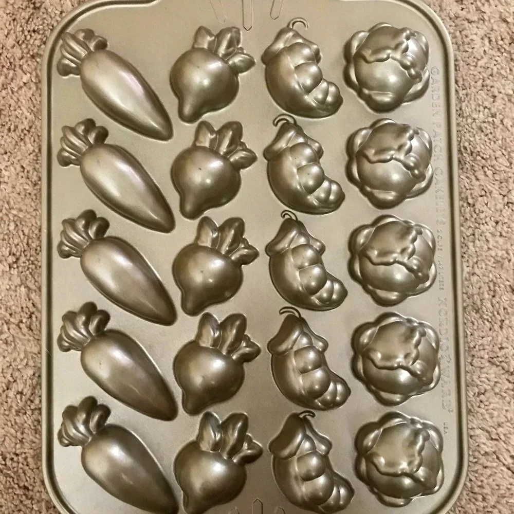 Williams Sonoma Nordic Ware Garden Patch Veggie Cakelet Pan